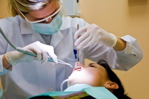 Stomatolog ošetřuje pacienta na stomatologickém křesle. Více informací o stomatologické ordinaci Praha 5